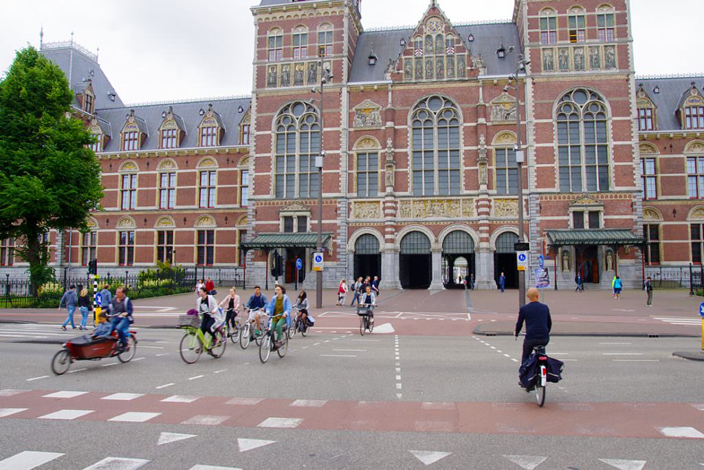 Amsterdam Rijksmuseum | Yaya ve bisikletliler için binaın altında geçit bulunuyor